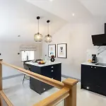 The Dog House With Hot Tub *