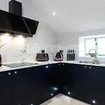 Σπίτι διακοπών The Dog House With Hot Tub *