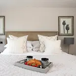 The Dog House With Hot Tub Holiday home