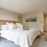 The Dog House With Hot Tub *