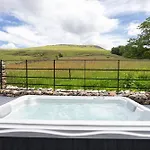 The Dog House With Hot Tub Holiday home Kirkby Lonsdale