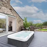 The Dog House With Hot Tub Σπίτι διακοπών *