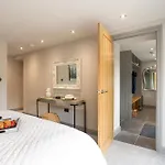 The Dog House With Hot Tub Holiday home