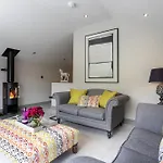 The Dog House With Hot Tub * Kirkby Lonsdale