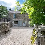 The Dog House With Hot Tub Holiday home