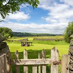 The Dog House With Hot Tub Σπίτι διακοπών *