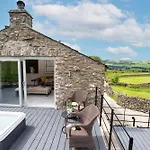 The Dog House With Hot Tub Holiday home *