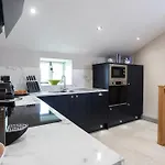 The Dog House With Hot Tub Holiday home