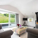 The Dog House With Hot Tub Kirkby Lonsdale