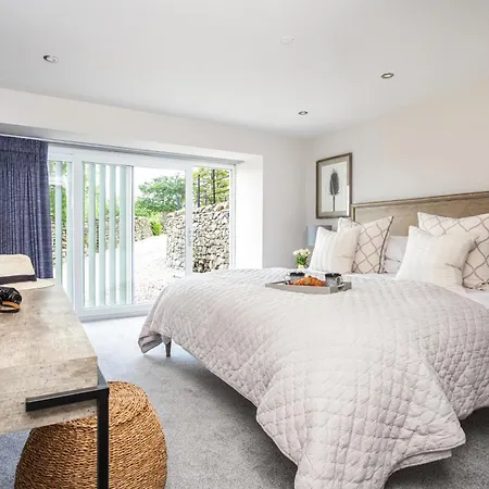 The Dog House With Hot Tub Holiday home *