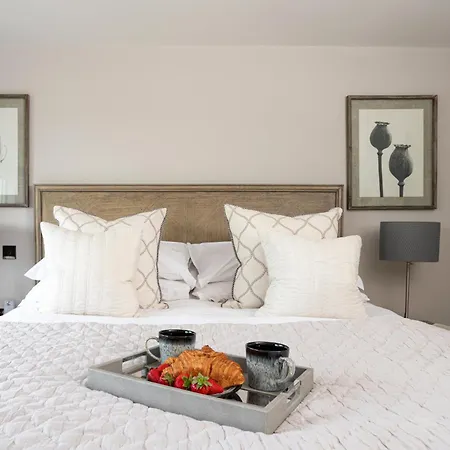 The Dog House With Hot Tub Holiday home