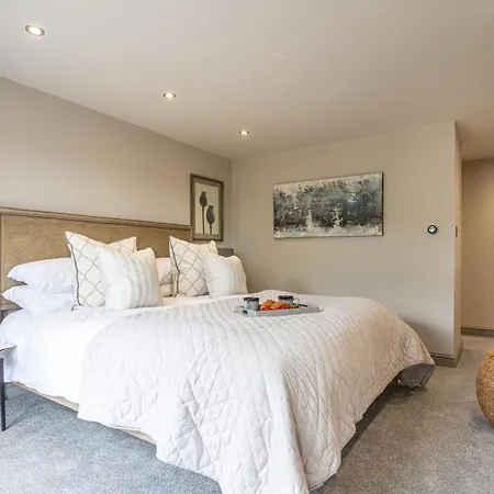 The Dog House With Hot Tub *