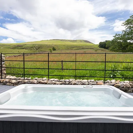 The Dog House With Hot Tub Holiday home Kirkby Lonsdale