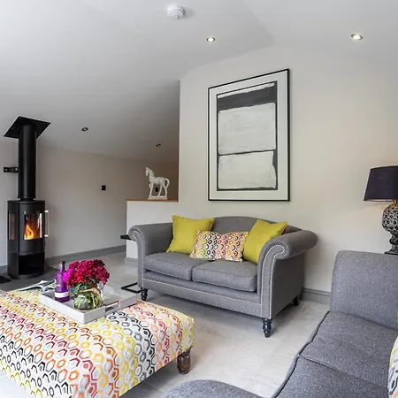 The Dog House With Hot Tub * Kirkby Lonsdale