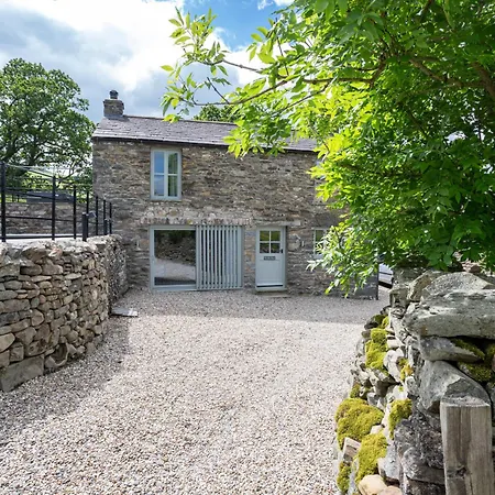 The Dog House With Hot Tub Holiday home