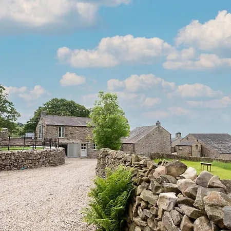 The Dog House With Hot Tub Holiday home *