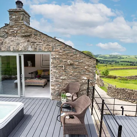 The Dog House With Hot Tub Holiday home *