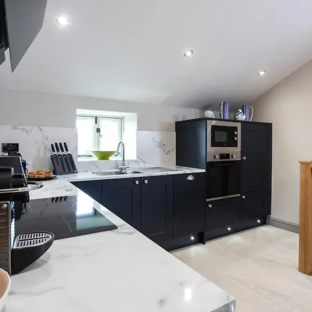 The Dog House With Hot Tub Holiday home
