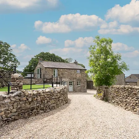 The Dog House With Hot Tub Holiday home