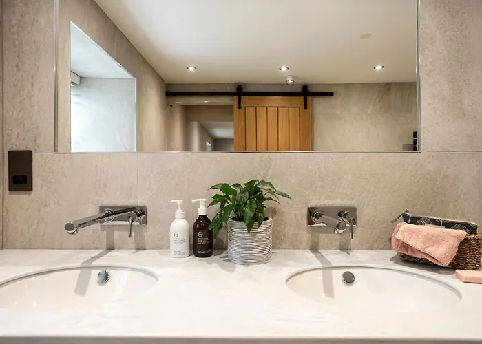 The Dog House With Hot Tub *