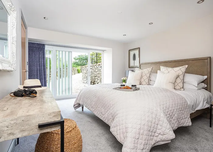 The Dog House With Hot Tub Holiday home *