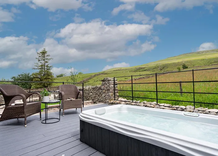 The Dog House With Hot Tub Holiday home *