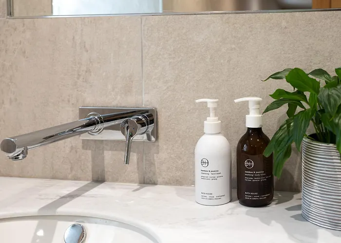 The Dog House With Hot Tub * Kirkby Lonsdale