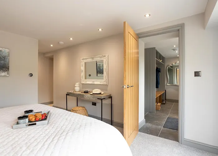 The Dog House With Hot Tub Holiday home