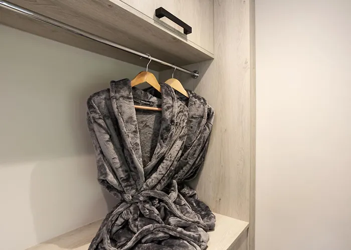 Holiday home The Dog House With Hot Tub *