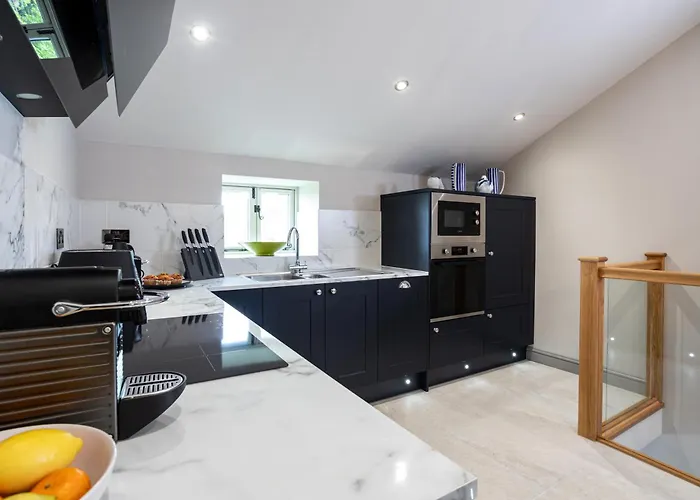 The Dog House With Hot Tub Holiday home