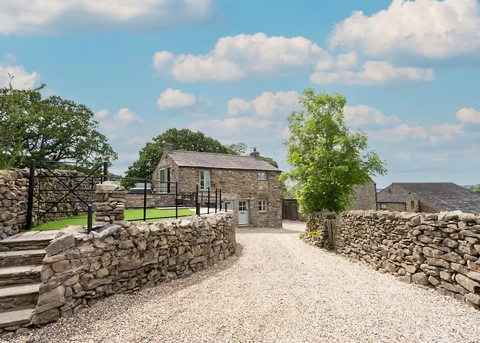 The Dog House With Hot Tub Holiday home