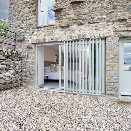 Semesterbostad The Dog House With Hot Tub *